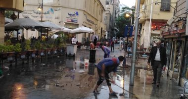 شفط مياه الأمطار بشوارع الأزبكية بالقاهرة وميدان رمسيس.. صور