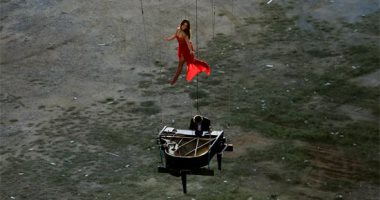 "شقلباظ".. البيانو العجيب يبهر العالم بالعزف والرقص فى الهواء.. ألبوم صور