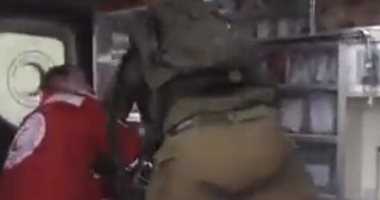 جنود إسرائيليون يعتدون على مصاب فلسطينى بسيارة إسعاف ويحاولون اعتقاله..فيديو