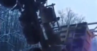 شاحنة روسية تتعرض لحادث غريب وتقف بشكل عمودى وسط الشارع.. فيديو