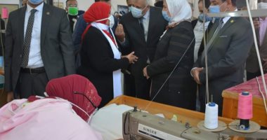 وزيرة التضامن تدعم مصنع ملابس بمحافظة الوادى الجديد بخطوط إنتاج إضافية.. صور