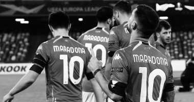 لاعبو نابولى يودعون مارادونا بقميص رقم 10 يحمل اسمه باليوروباليج.. فيديو