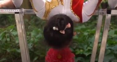 طفلة عمرها 9 سنوات تدخل موسوعة جينيس بسبب جمع الورود بفمها.. فيديو وصور