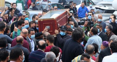 وصول جثمان حافظ أبو سعدة مسجد حسين صدقى بالمعادى لتشييع الجنازة.. صور 