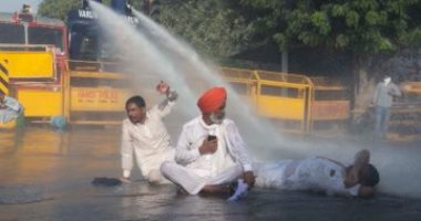 الشرطة الهندية تفرق احتجاجا للمزارعين بقنابل الغاز وخراطيم المياه.. فيديو وصور