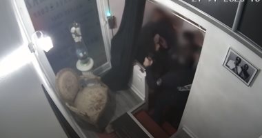 اعتداء أفراد من شرطة فرنسا على مواطن أسود يثير الجدل ويصدم ماكرون.. فيديو