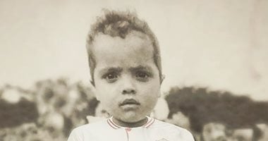 محمد هنيدى بقميص الأبيض فى طفولته: السادسة يا زمالك.. صورة
