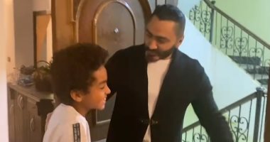 تامر حسنى يفاجئ طفلا من عشاقه بالزيارة فى منزله احتفالا بعيد ميلاده.. فيديو