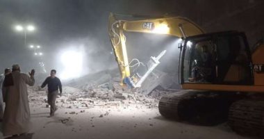 إزالة منزل متصدع نتيجة أعمال حفر بمدينة طوخ بالقليوبية