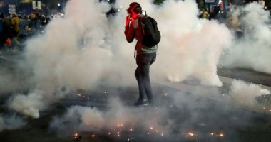 صور.. الأمن الفرنسي يطلق قنابل الغاز لتفريق محتجين على عنف الشرطة فى باريس