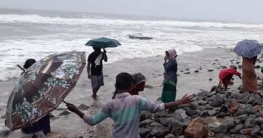 هدايا العاصفة والأمواج..سكان قرية هندية يفاجئون بقطع ذهب على الشاطىء.."صور"
