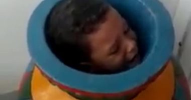 فيديو طريف لتحرير طفل تطل رأسه من مزهرية بالبرازيل يحقق ملايين المشاهدات