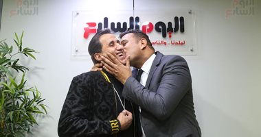 محمود الليثى يستقبل أحمد شيبة بـ3 قبلات داخل اليوم السابع.. فيديو وصور