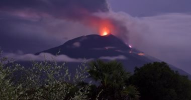 ثوران بركان ميرابى فى إندونيسيا مطلقا رماده حتى مسافة 3 كم