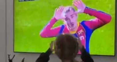 صورة روعة كرة القدم.. ابنة جريزمان تقلّد رقصته بعد هدفه مع برشلونة “فيديو”
