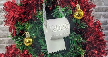كمامات ومناديل وتماثيل الأطباء.. أحدث تقاليع زينة شجرة الكريسماس فى 2021