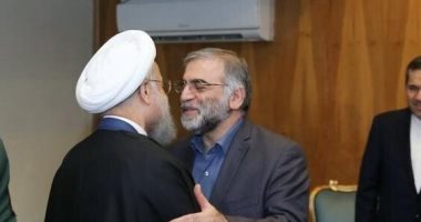 إيران تنشر صورا نادرة للعالم النووى المغتال مع روحانى أثناء تكريمه