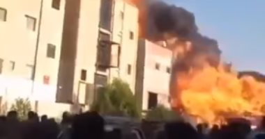 لحظة انفجار تنك داخل مصنع تنر بالعاشر من رمضان يتسبب فى إصابة 17 شخصا.. فيديو