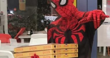 "سبايدر مان" دليفرى بيتزا فى إيطاليا لإسعاد الزبائن.. صور