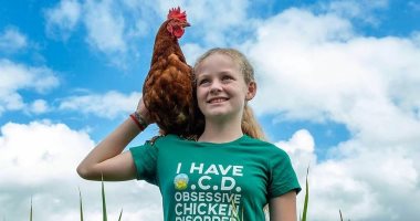 تتحدث إلى الدجاج.. طفلة أسترالية تبتكر طريقة للتغلب على التوحد