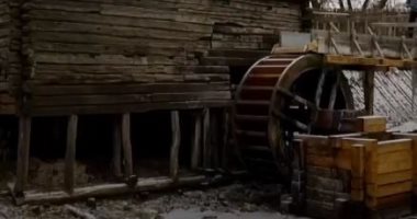 طاحونة عمرها 300 عام تصنع الدقيق بالطاقة المائية فى روسيا.. فيديو