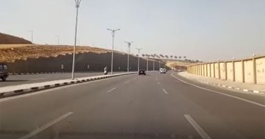 سيولة مرورية بمحور المشير طنطاوى المتجه من وإلى القاهرة الجديدة.. فيديو