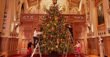 قلعة وندسور تستعد لاستقبال الكريسماس بشجرة الميلاد وأشرطة النور المتلألئة