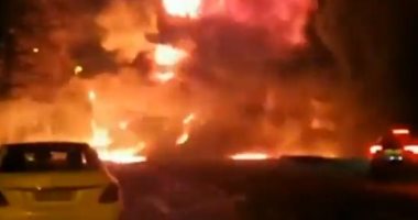 كاميرا مراقبة تسجل لحظة انفجار شاحنة أمام محطة وقود فى بريطانيا.. فيديو
