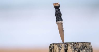 اكتشاف سكين فى غابة باسكتلندا صدفة يعود للعصور الوسطى