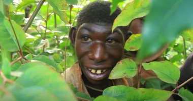 ماوكلى الصغير.. قصة شاب من رواندا يواجه التنمر بالهرب إلى الغابة