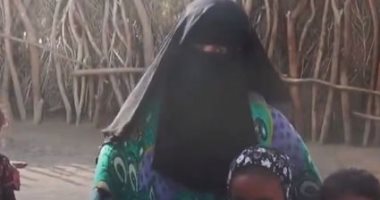 يمنية تروى معاناتها مع الحوثيين وانفجار لغم فى طفلها حوله لأشلاء.. فيديو