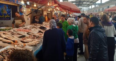 إقبال كبير من المواطنين على سوق السمك الجديد فى بورسعيد.. صور