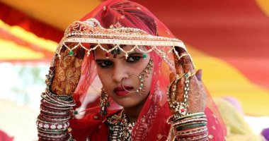 عروس هندية تطلب الطلاق بحفل زفافها بسبب نظارات العريس