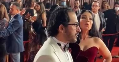 السعودية نيوز | 
                                            أحمد حلمى يشارك جمهوره فيديو طريف مع زوجته منى زكى بمهرجان القاهرة السينمائى
                                        
