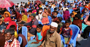 بحرية بنجلادش تنقل 1600 من اللاجئين الروهينجا إلى جزيرة نائية.. ألبوم صور