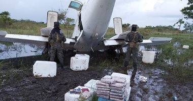 سقوط طائرة صغيرة على متنها كوكايين بقيمة 2 مليون دولار فى هندوراس.. صور
