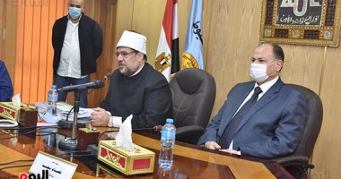 وزير الأوقاف ومحافظ أسيوط يعقدان لقاء مع الأئمة لبحث الارتقاء بالدعوة