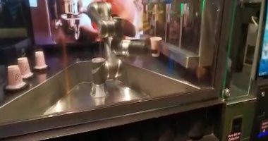 روبوت يقدم القهوة لزوار جيتكس بدون تدخل بشرى .. فيديو