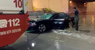 الكويت: إنقاذ 44 شخصاً حجزتهم مياه الأمطار  