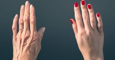 لماذا تظهر علامات الشيخوخة على اليدين وكيف تبدو أصغر سناً؟