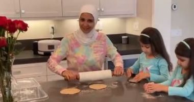 حنان ترك تصنع الخبز فى المطبخ مع ابنتيها "مريم ومنى" .. فيديو وصور