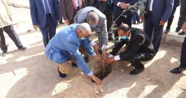 وزير القوى العاملة ومحافظ قنا يشاركان فى زراعة 520 شجرة بمركز تدريب قفط