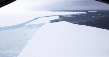 لقطات جوية تظهر أكبر جبل جليدى ينجرف نحو جزيرة جورجيا الجنوبية