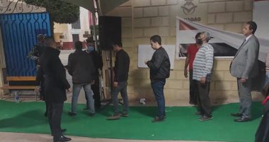 توافد المواطنين على لجنة شريف مناع فى مصر الجديدة بإعادة النواب
