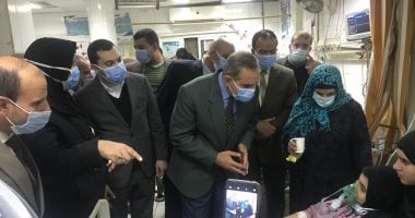 محافظ كفر الشيخ يطمئن على المصابين بالاختناق من تسريب الغاز.. صور