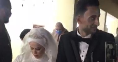 عروسان يحتفلان بزفافهما داخل لجنة انتخابية فى الدقهلية.. فيديو