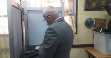 محافظ بورسعيد يدلى بصوته فى جولة الإعادة لانتخابات النواب.. صور