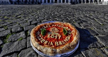 نابولى توزع 140 بيتزا على المشردين احتفالا باعتماد اليونسكو "فن البيتزا"