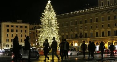 شوارع روما تتحدى الإغلاق وتتزين استقبالا لاحتفالات عيد الميلاد.. ألبوم صور