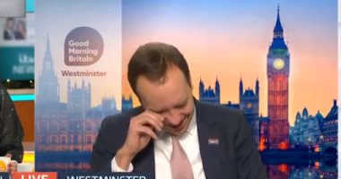 وزير الصحة البريطانى يبكى على الهواء بعد بدء توزيع لقاح كورونا.. فيديو